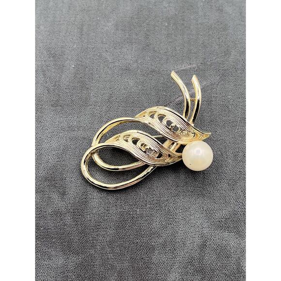 Gold Tone Brooch Pin Double Leaf Ribbon Single Faux Pearl - Picture 2 of 4